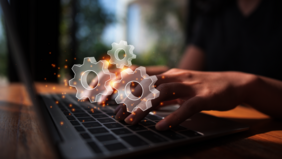 Dita che scrivono su un pc per rappresentare l'efficienza