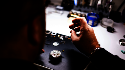 Mani di un lavoratore mentre crea qualcosa che rappresentano le Hard Skills