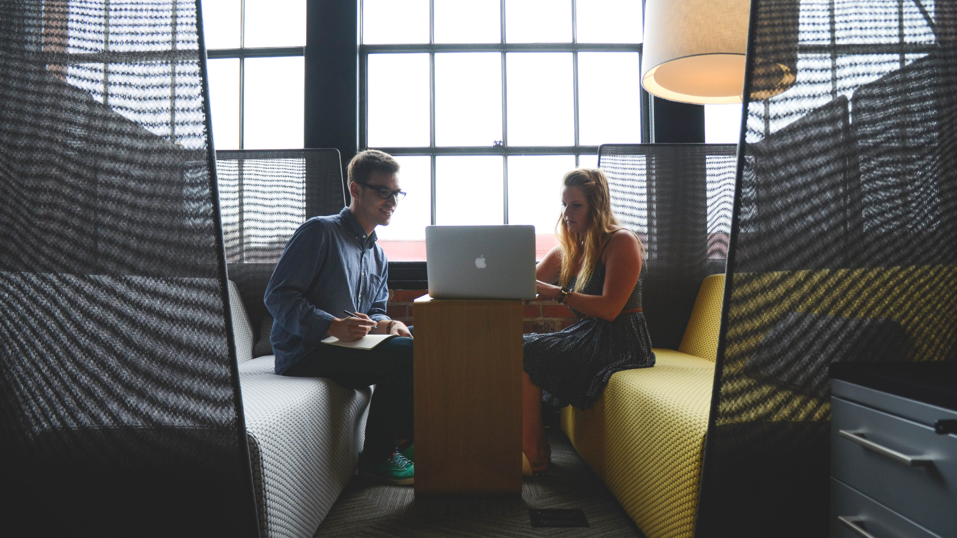 Due persone che lavorano e si scambiano feedback positivi
