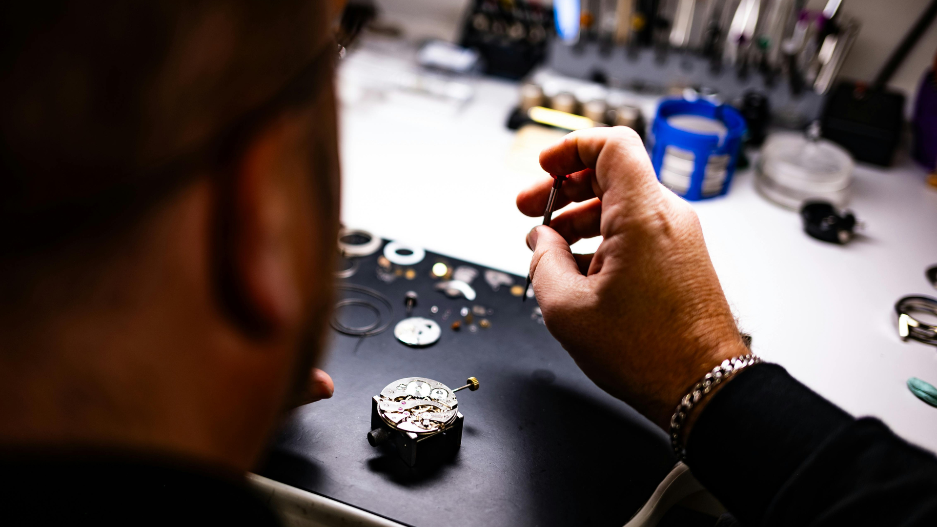 Mani di un lavoratore mentre crea qualcosa che rappresentano le Hard Skills